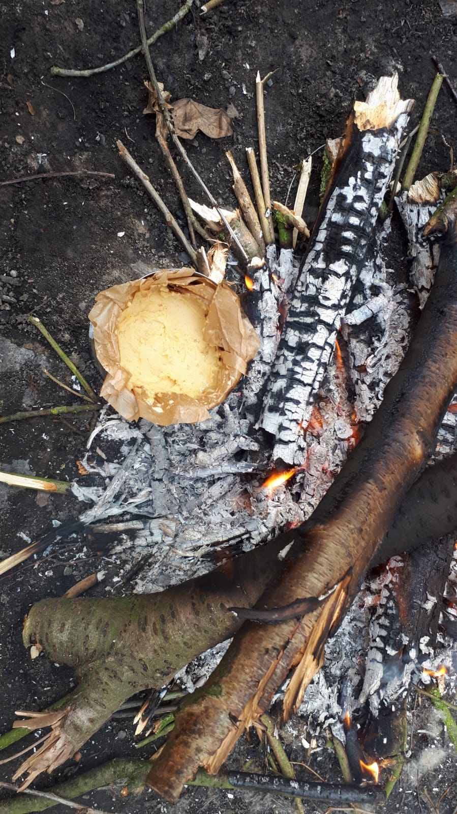 Der Kuchen backt überm Lagerfeuer